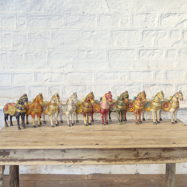 Cheval peint en bois de manguier — 12×4×12" — PA34123