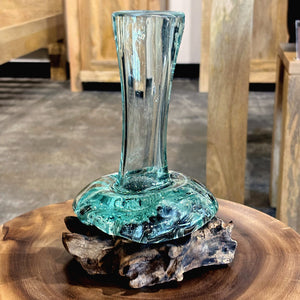 Vase en verre soufflé sur racine 8