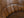 Gros plan assise en cuir brun – chaise NINA