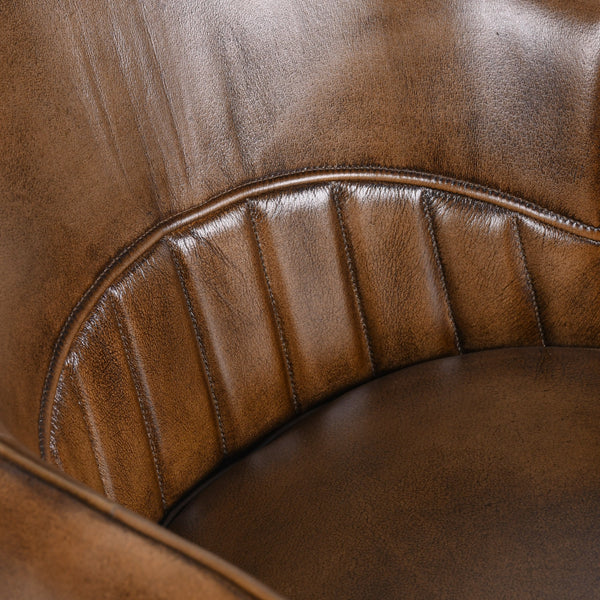 Gros plan assise en cuir brun – chaise NINA