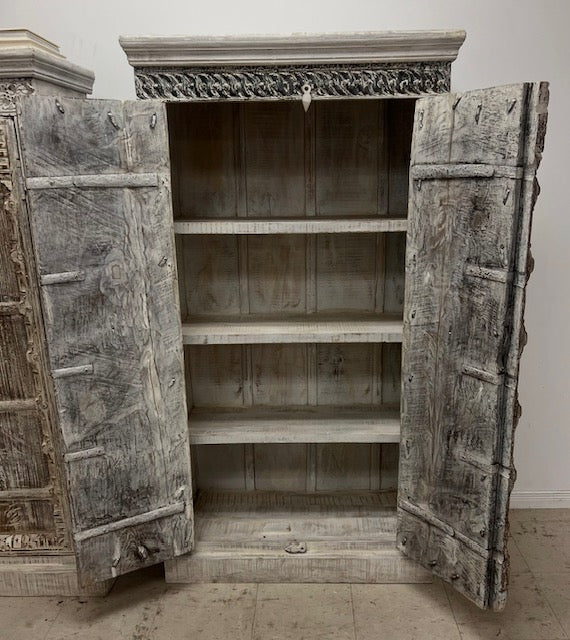 Armoire 2 portes antique 65x35.5x16''